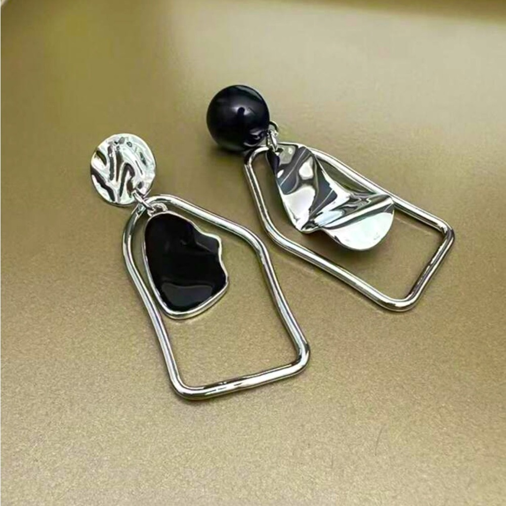 Silver and Black Abstract Drop Earrings NEW 🏷️
